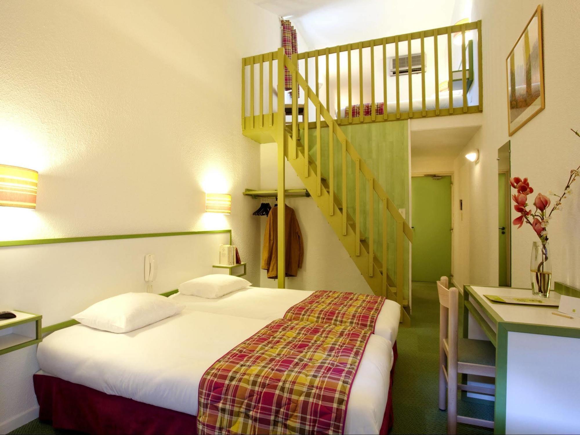 Logis Hotel Restaurant Les Cedres Joyeuse Eksteriør billede